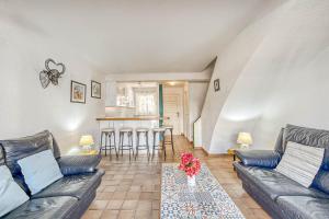 a living room with a couch and a table at Isla Cartago 49 Empuriabrava - Immo Barneda in Empuriabrava