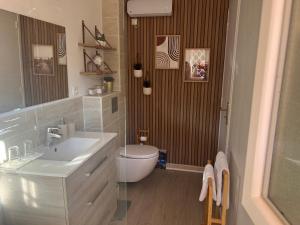 Ванная комната в Magnifique Appartement à Cassis,Parking,2 pas du Port +32 фотографии