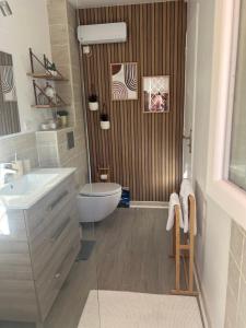 Ванная комната в Magnifique Appartement à Cassis,Parking,2 pas du Port