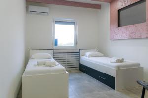 A bed or beds in a room at Terex Apartmani