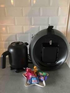 a kitchen counter with a toaster and some snacks at Appartement de Tuinkamer in Kampen