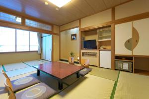 โทรทัศน์และ/หรือระบบความบันเทิงของ Awara Onsen hot spring Koubou Gurabaatei