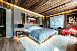 um quarto com uma cama e um tecto em madeira em Nice view and only the rush of the river below to lull you to sleep em Visp