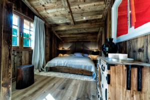 een slaapkamer met een bed in een houten hut bij Nice view and only the rush of the river below to lull you to sleep in Visp