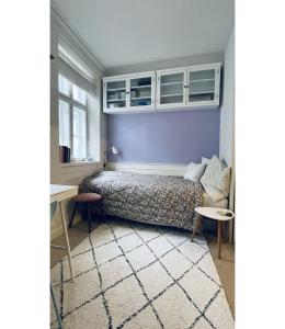 - une petite chambre avec un lit et deux tables dans l'établissement ApartmentInCopenhagen Apartment 17, à Copenhague