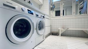 y baño con lavadora y secadora blancas. en ApartmentInCopenhagen Apartment 17 en Copenhague