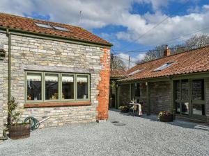 a brick building with windows and a patio at Katy in Meare