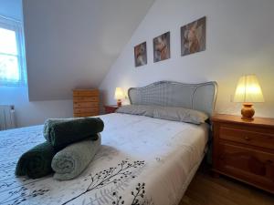 A bed or beds in a room at Apartamento Céntrico con Parking - L'Amfitriona