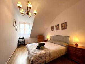 A bed or beds in a room at Apartamento Céntrico con Parking - L'Amfitriona