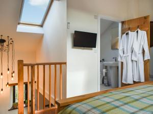 a bedroom with a bed and a tv on a wall at Katy in Meare