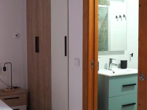 a bathroom with a sink and a mirror at El APARTAMENTUCO in Pechón