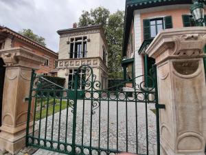 un portail en fer devant une maison dans l'établissement Pavillon indépendant en plein centre de Vichy, à Vichy