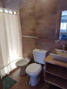 La salle de bains est pourvue de toilettes et d'un lavabo. dans l'établissement Los Aromos, à Federación