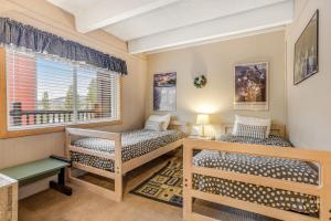1 dormitorio con 2 camas y ventana en Ski and Racquet Club Condo en Breckenridge
