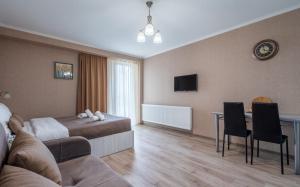 TV a/nebo společenská místnost v ubytování New Gudauri Loft 2 Apartments
