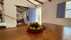Casita Zayas - Guesthouse في Periana: وعاء من الفواكه على طاولة في الغرفة