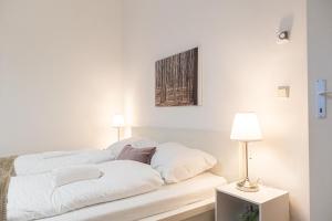 A bed or beds in a room at Pleasing 2BR Apt.-Perfect for Longstays