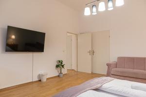 A television and/or entertainment centre at Pleasing 2BR Apt.-Perfect for Longstays