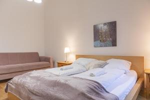 A bed or beds in a room at Pleasing 2BR Apt.-Perfect for Longstays