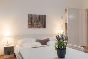 A bed or beds in a room at Pleasing 2BR Apt.-Perfect for Longstays