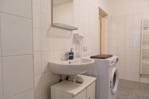 Kép Pleasing 2BR Apt.-Perfect for Longstays szállásáról Bécsben a galériában Még 10 kép