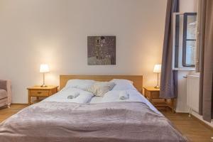 A bed or beds in a room at Pleasing 2BR Apt.-Perfect for Longstays