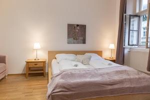 A bed or beds in a room at Pleasing 2BR Apt.-Perfect for Longstays