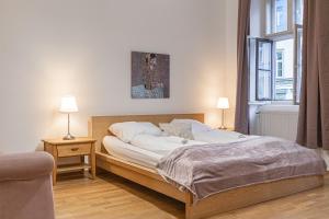 A bed or beds in a room at Pleasing 2BR Apt.-Perfect for Longstays