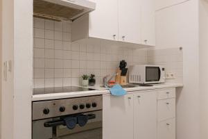 A kitchen or kitchenette at Pleasing 2BR Apt.-Perfect for Longstays