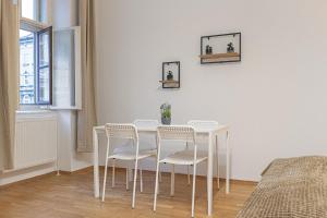 A seating area at Pleasing 2BR Apt.-Perfect for Longstays