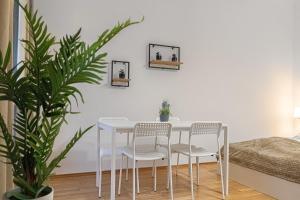 A bed or beds in a room at Pleasing 2BR Apt.-Perfect for Longstays