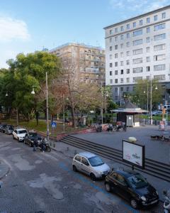 uma rua da cidade com carros estacionados num parque de estacionamento em Dimora Cavour em Nápoles