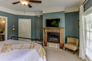 1 dormitorio con 1 cama y chimenea en Bonne Terre Inn Willow Room, 