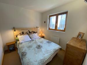 sypialnia z łóżkiem i oknem w obiekcie Appartement cosy avec Multi Pass offert, à 10 minutes du centre de Châtel et proche des remontées - FR-1-693-7 w mieście Châtel