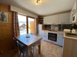 Kuchnia lub aneks kuchenny w obiekcie Appartement cosy avec Multi Pass offert, à 10 minutes du centre de Châtel et proche des remontées - FR-1-693-7