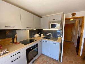 Kuchnia lub aneks kuchenny w obiekcie Appartement cosy avec Multi Pass offert, à 10 minutes du centre de Châtel et proche des remontées - FR-1-693-7