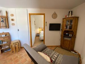 salon z kanapą i telewizorem w obiekcie Appartement cosy avec Multi Pass offert, à 10 minutes du centre de Châtel et proche des remontées - FR-1-693-7 w mieście Châtel