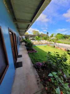 Blick auf den Garten von der Veranda eines Hauses in der Unterkunft The Inn at Punta Mala in Pedasí Town
