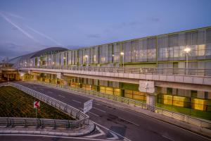 TAV Airport Hotel Izmir في إزمير: مبنى كبير أمامه طريق