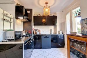 una cucina con frigorifero blu e lavandino di HENRI CAMILLE REAL ESTATE - ALEXANDRA - 2 bedrooms a Cannes