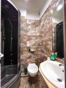 Rooms Sonata في كيوستينديل: حمام مع مرحاض ومغسلة ودش