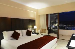 Postel nebo postele na pokoji v ubytování Anezi Tower Hotel