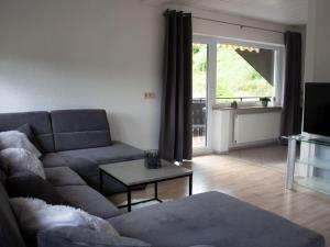 een woonkamer met een bank en een tafel bij Ferienwohnung Schwarzwaldblick in Bad Rippoldsau-Schapbach