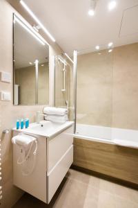 bagno con lavandino e doccia di Unique Tower 22 Floor De Luxe Apartment a Varsavia