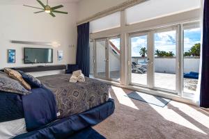 フォート・ローダーデールにあるOceana Blue / Beach Front / Pool / Bar / Relaxのベッドルーム1室(ベッド1台付)、大きなスライド式ガラスドアが備わります。