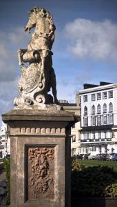 una estatua de un caballo delante de un edificio en The Lansdowne en Hastings