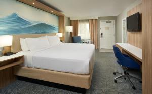 TV a/nebo společenská místnost v ubytování Crowne Plaza Melbourne-Oceanfront by IHG