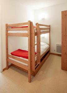 a couple of bunk beds in a room at Les Balcons PROCHE PARC NATIONAL VANOISE appartements 2 pièces 6 pers MONTAGNE SUPERIEUR in Termignon