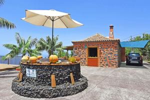 una casa con sombrilla y una mesa con calabazas en Casa Tia Rosalia, en Tijarafe