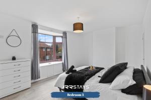 um quarto com uma cama, uma cómoda e uma janela em Nuneaton - Ideal 3 Bedroom, Wi-fi Parking, Sleeps 6 - JRR Stays em Stockingford